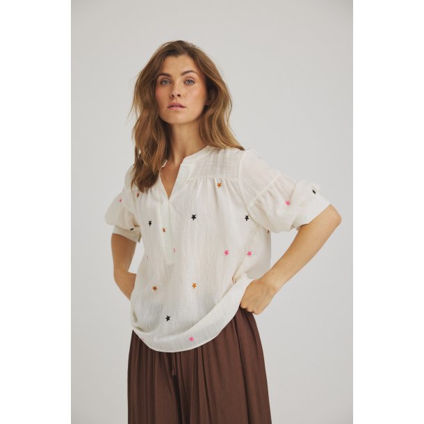 Luxzuz // One Two -  Vibse blouse - cream eller Light blue